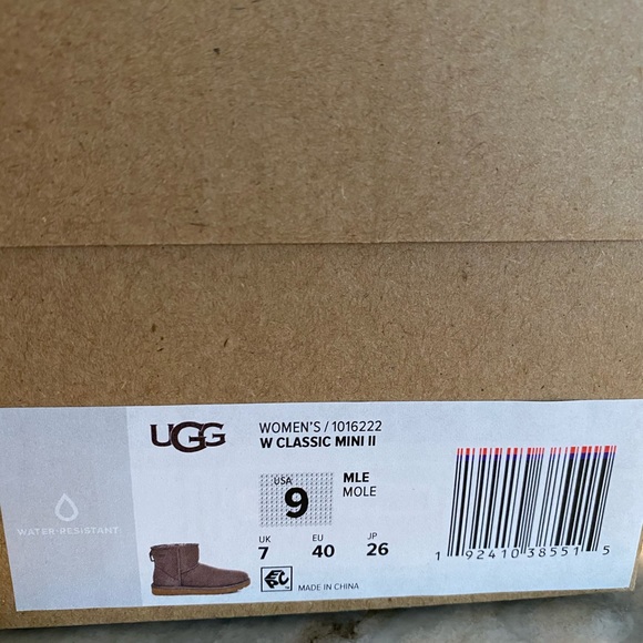 Uggs- bought the wrong size- out of return date - Picture 4 of 8